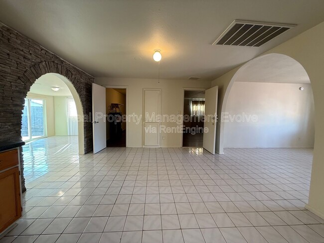 Building Photo - 4717 N 82nd Ave