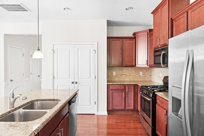 Building Photo - Well Maintained End Unit Townhome with Community Pool! Available July 14th!