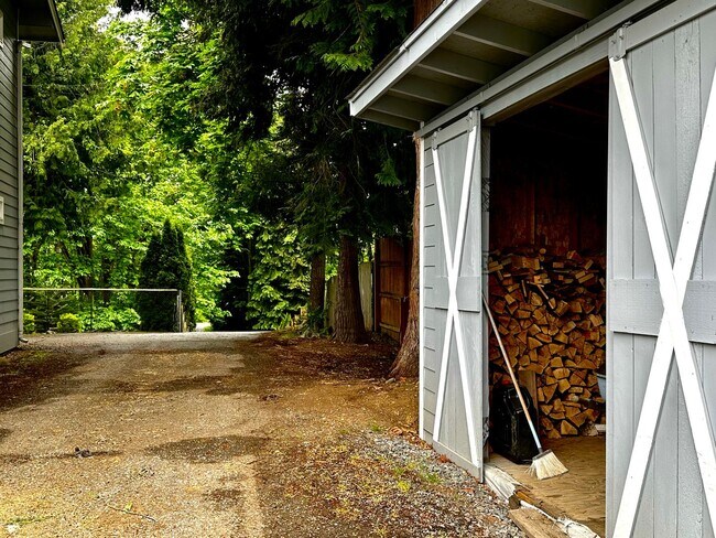 Building Photo - Rare Kent Gem, 3 BR | 3 BA | 2 DEN | 0.41 ...
