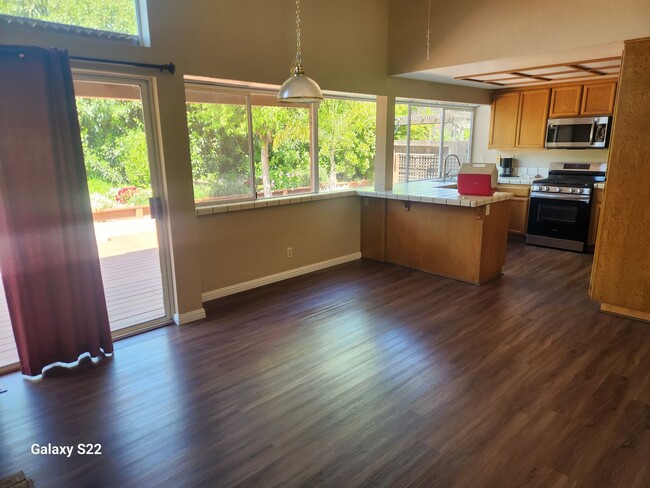 Building Photo - Beautiful 4 bedroom, 3 bathroom home locat...