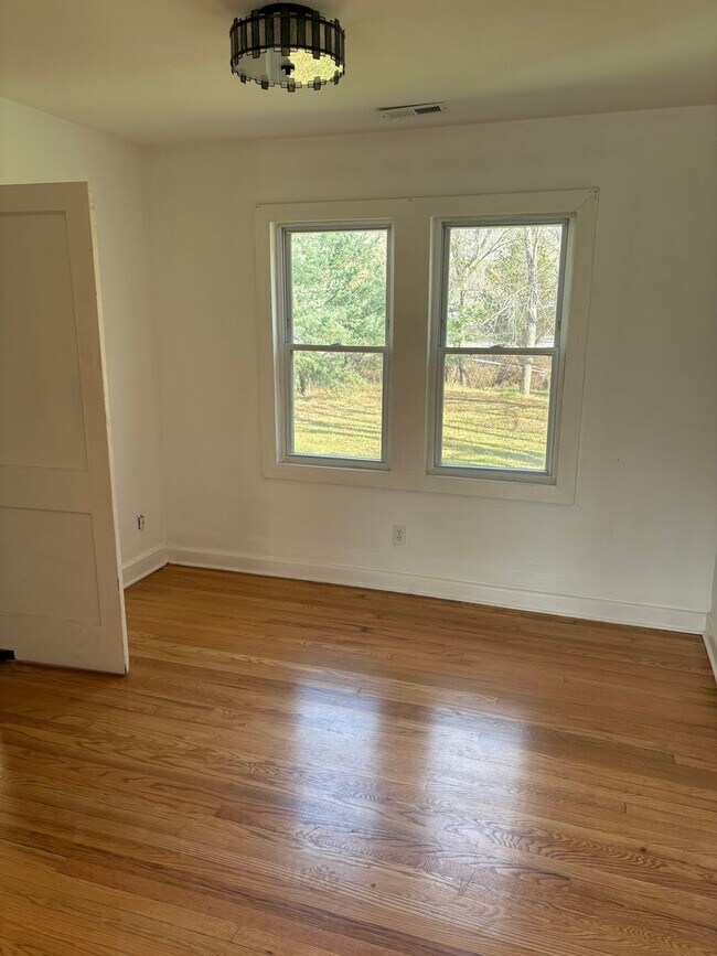 Building Photo - Beautiful Home in Swannanoa available now!