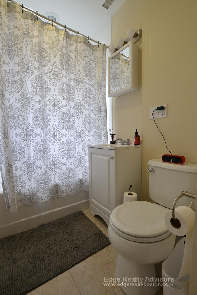 Building Photo - 35 Glencoe St