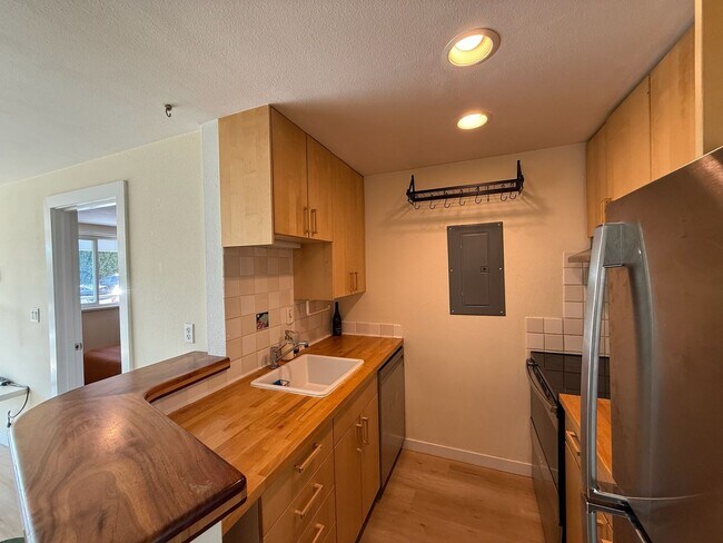 Building Photo - Lake Washington waterfront living with lak...