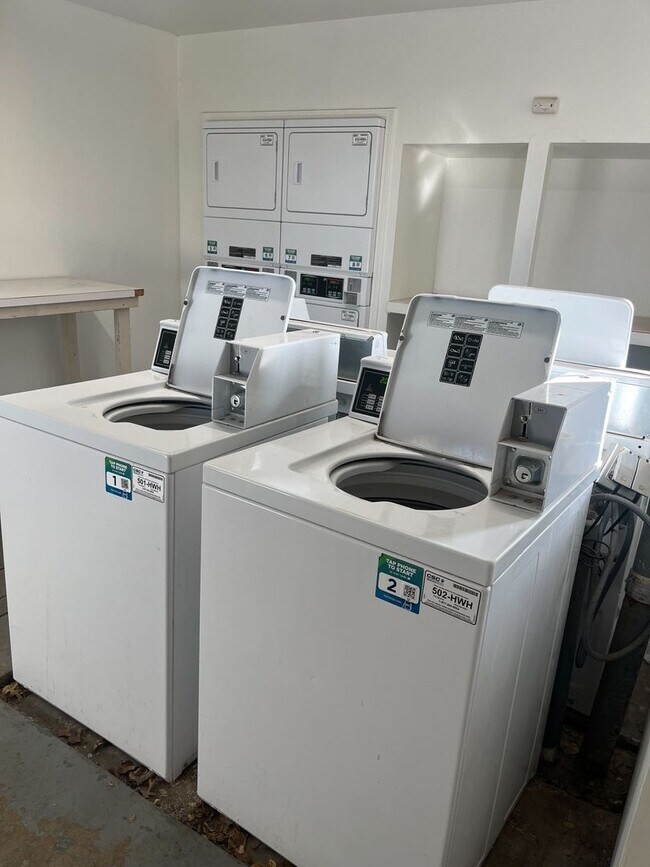 Building Photo - Remodeled units AVAILABLE NOW! Leasing fast!!!