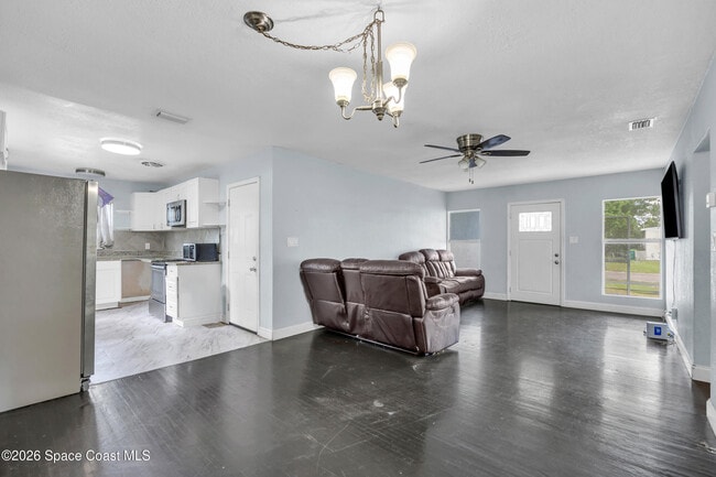 Building Photo - 1306 S Lakemont Dr