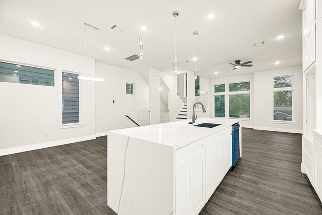 Building Photo - 6719 St Augustine St