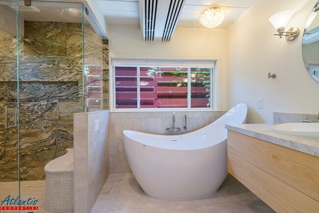 Building Photo - Stunning Home | Remodeled | Desirable Loca...