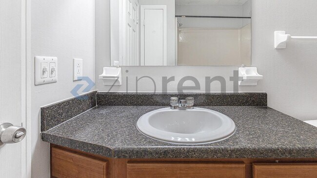 Building Photo - Unit APT B