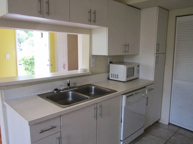 Building Photo - Cozy 2/1 Home in Sunrise!