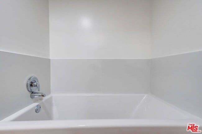 Building Photo - 435 N Oakhurst Dr