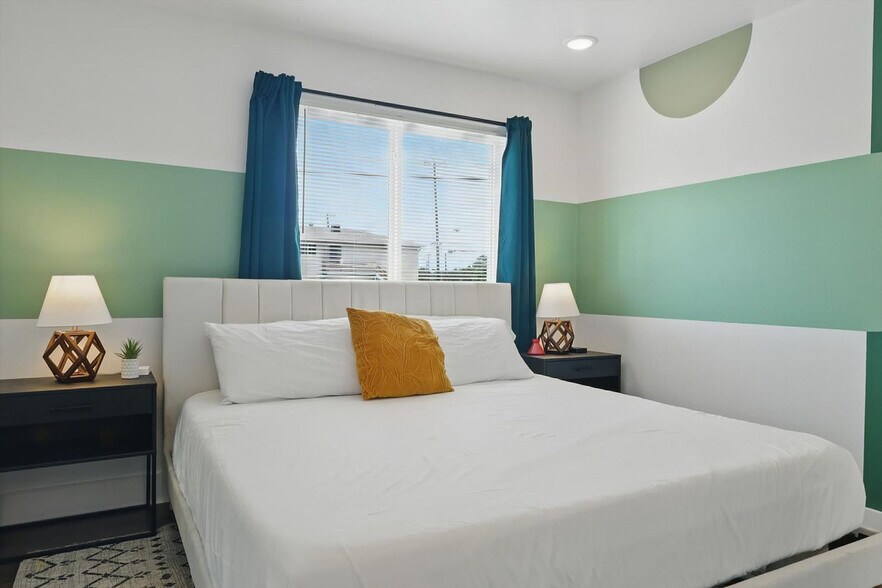 Building Photo - 4416 San Jacinto St