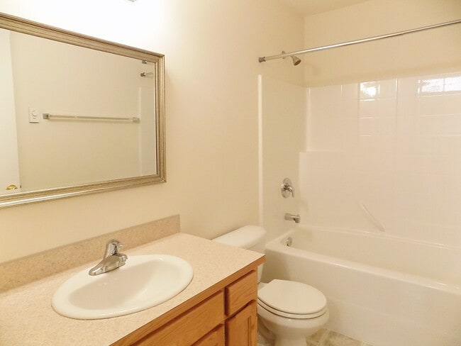 Building Photo - Roomy 2 Bedroom Condo With Washer & Dryer! ***Single Occupancy Only***