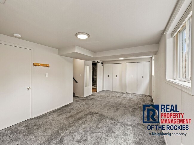 Building Photo - 4-Bed, 3-Bath Tri-Level in Prime Location
