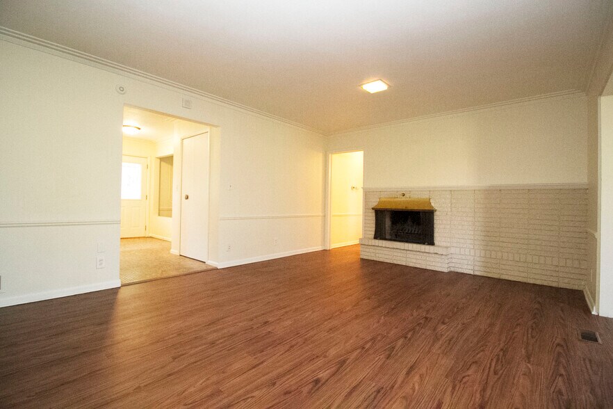 Building Photo - 2545 Amara Dr