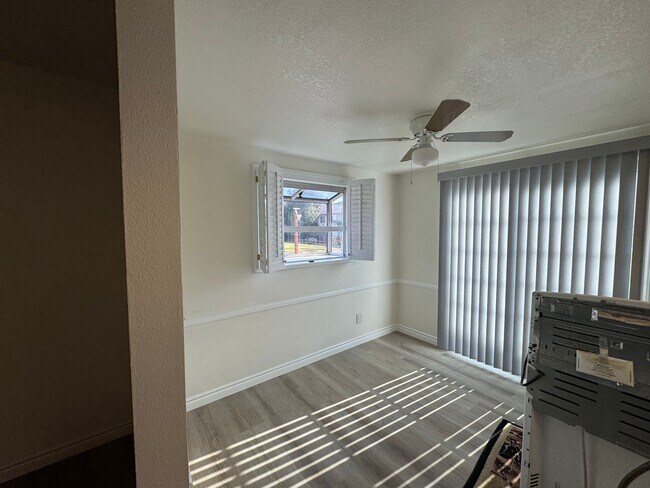 Building Photo - 5 Bedroom, 3.5 Bath, Beautiful 1,856 SQ FT...