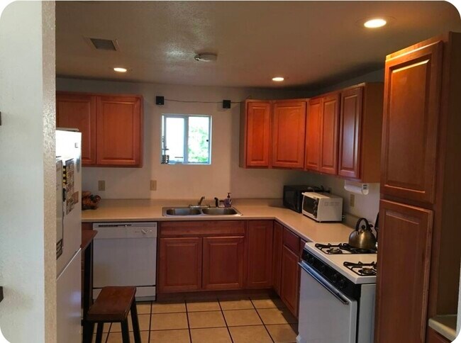 Building Photo - 2-112 S Florence St