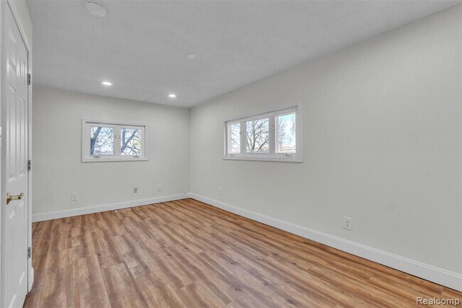 Building Photo - 8165 Leonard Dr