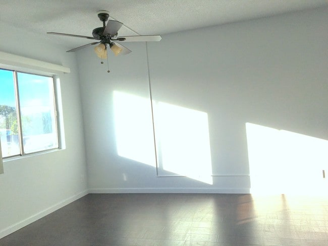 Building Photo - 603 N New Hampshire Ave