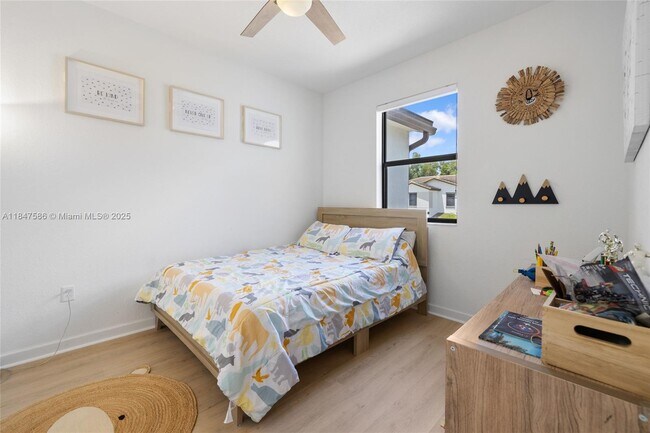 Building Photo - 147 SW 185th Way