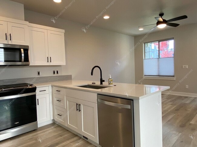 Building Photo - Newer 3BR - 2.5BA Home a Sought-After Redmond Community