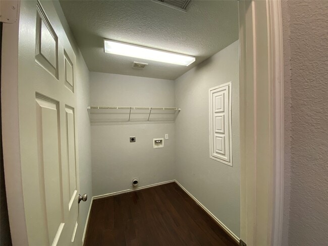Building Photo - 6323 Bennington Springs Dr