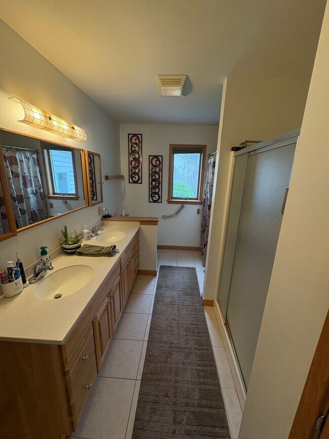 Building Photo - Large 4BR/2.5 BA Home w/ large yard & Central AC