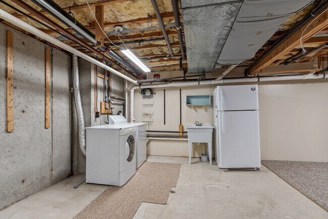 Building Photo - 148 Flower Ln
