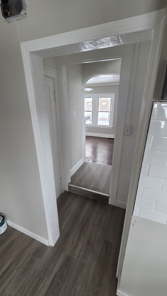 Building Photo - 4 Bedroom 2 Bath - Split Level Single Family Home!