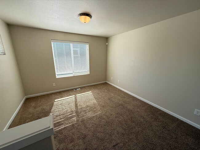 Building Photo - Spacious Modern Puyallup Home