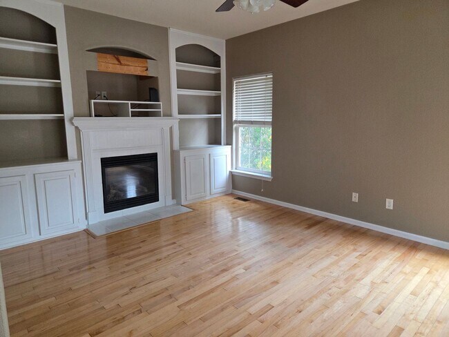 Building Photo - 3BD/3.5BA Townhouse in Town Center!  with Garage and Patio- First Floor Primary Suite