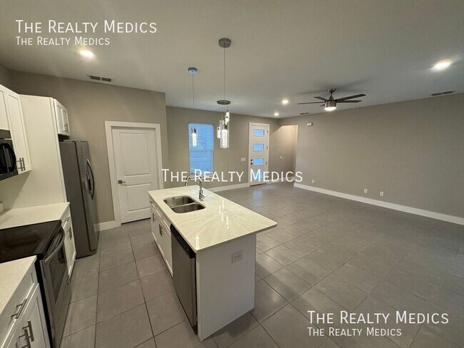 Building Photo - 119 Lily Ln