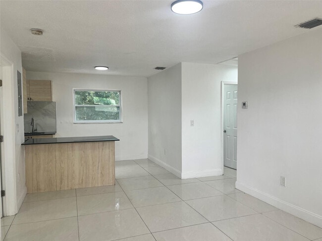 Building Photo - 1604 NW 24th Ct