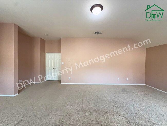 Building Photo - Elegant and Spacious 5-Bedroom Home for Lease in Fort Worth