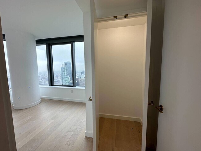 Building Photo - 3 Ct Square W