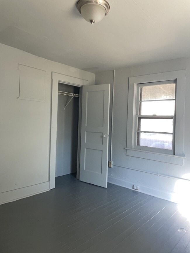 Building Photo - 2 Bedroom 1 Bathroom