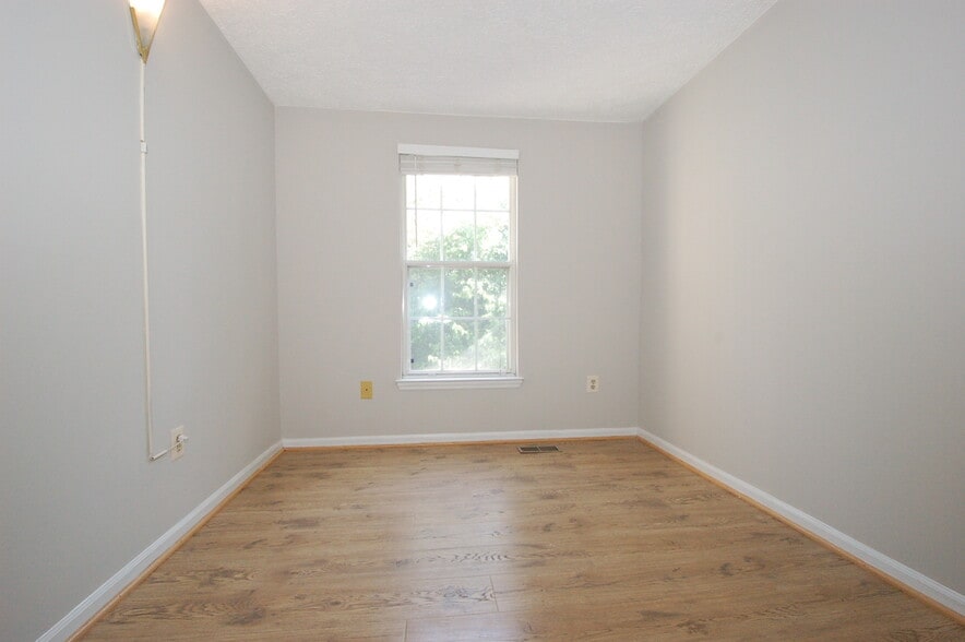 Second floor bedroom # 3 - 8916 Pembrook Woods