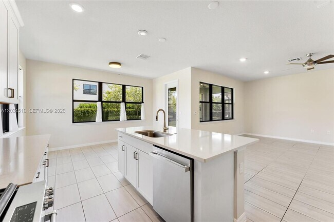 Building Photo - 2485 Primrose Pl