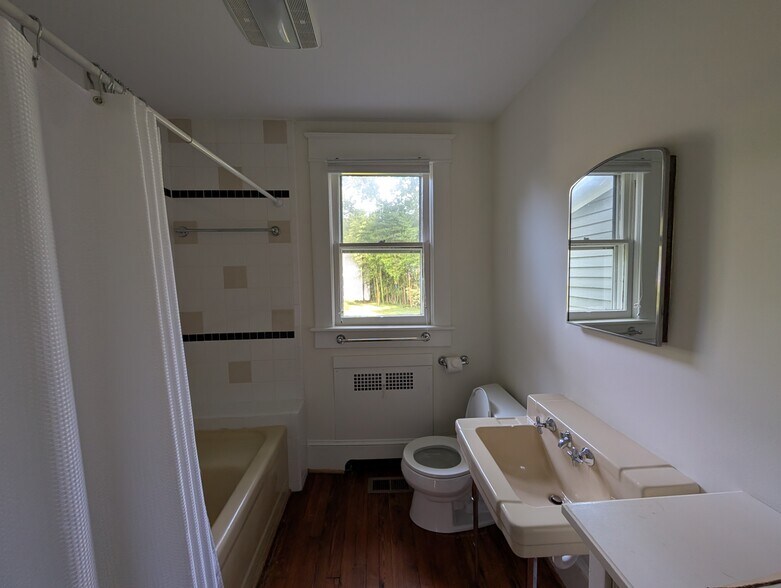 Bath - 809 Simpson St