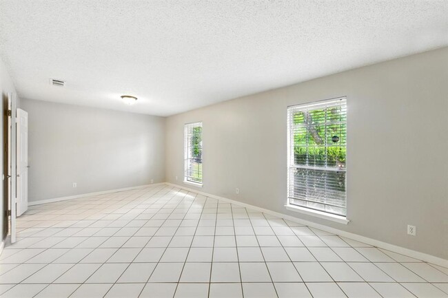 Building Photo - 1009 Rebbeca Dr