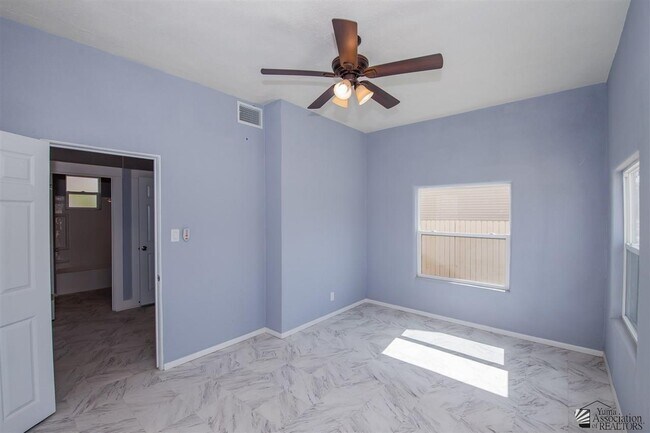 Building Photo - 889 W 1st St