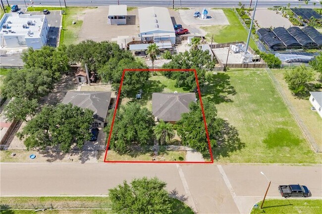 Building Photo - 2702 Blue Jay St