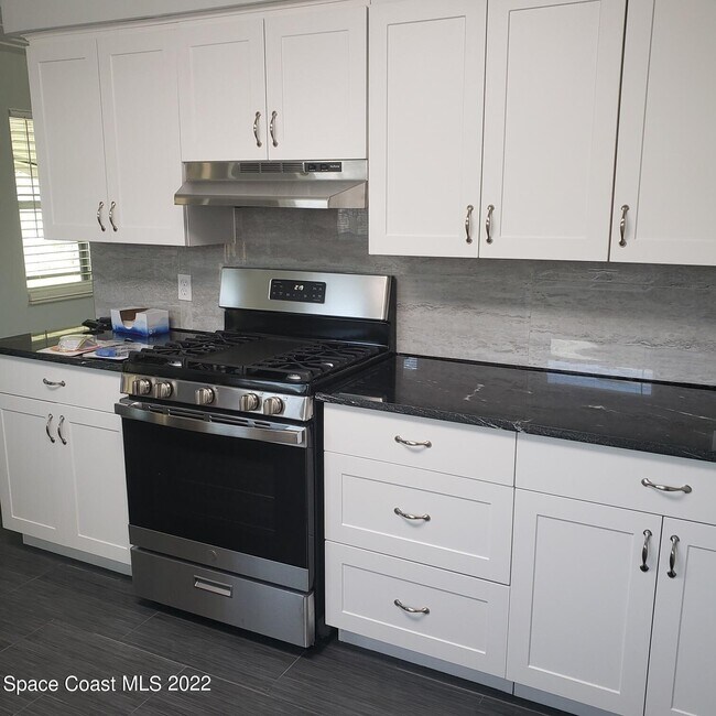 Building Photo - 990 Butia St