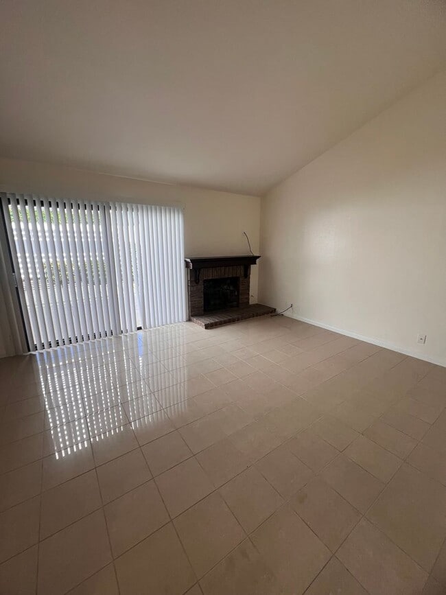 Building Photo - Camarillo - Single story, four bedroom, two bathroom home