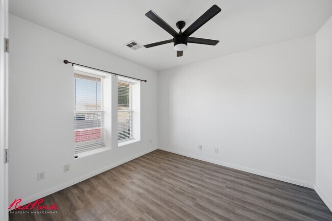 Building Photo - 3304 W Palomar