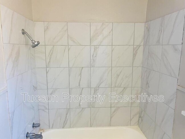 Building Photo - 2632 N Stone Ave