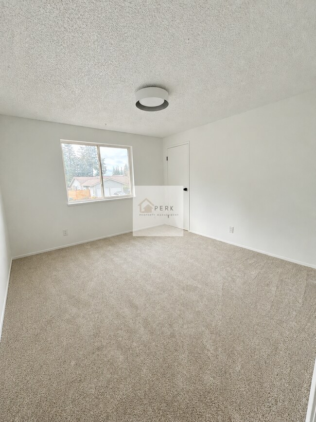 Building Photo - Beautiful 5 Bedroom / 3 Bath Home