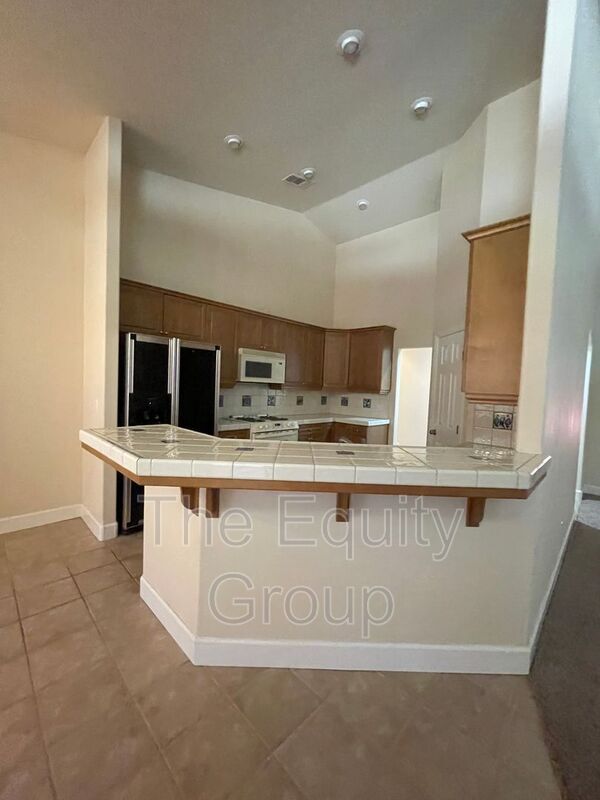 Building Photo - 608 W Evergreen Ct