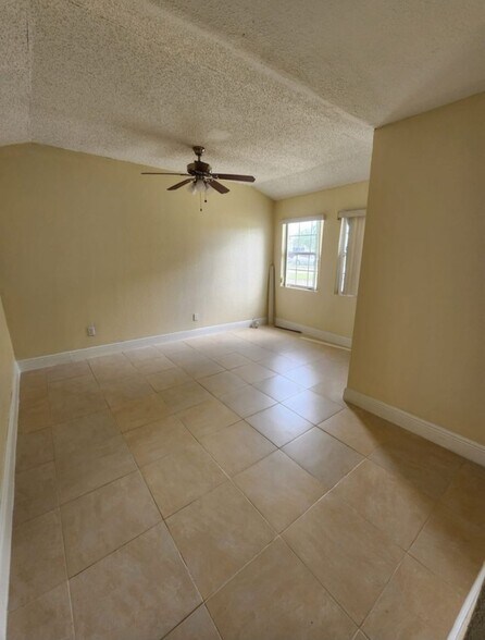 Building Photo - 5311 NE 10th Ave