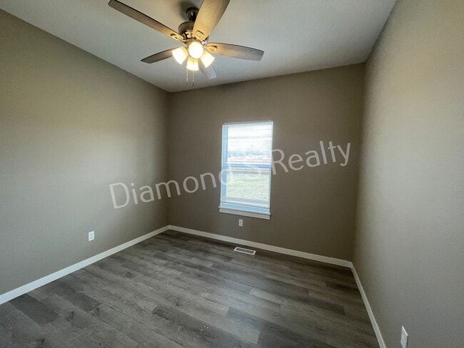 Building Photo - 4 Bedroom Home Available Early February - Great Neighborhood & Ozark Schools!