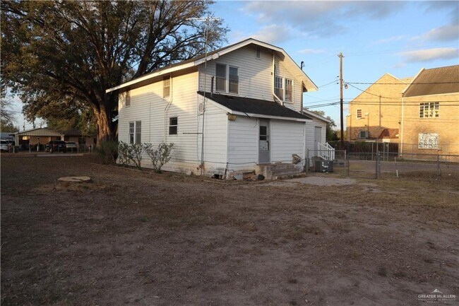 Building Photo - 17 E 8th St